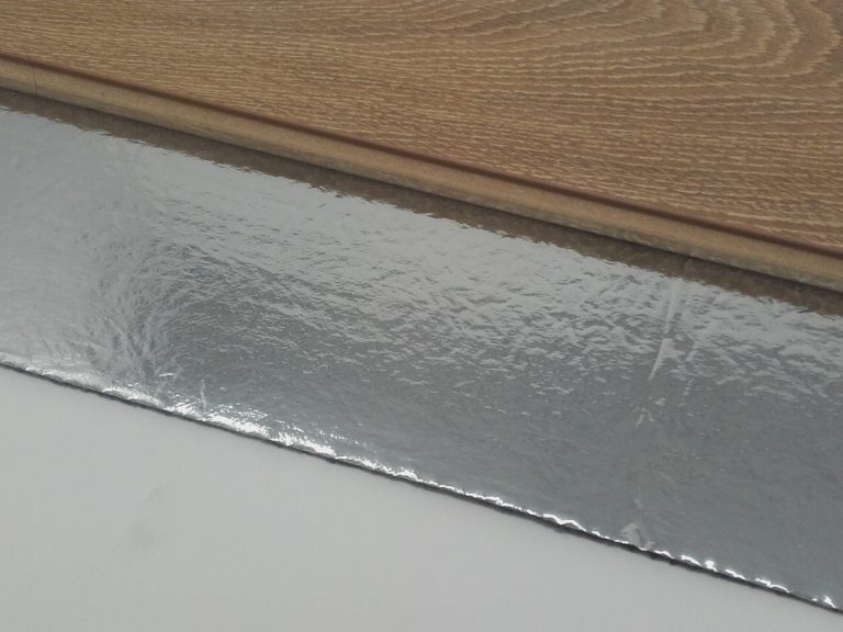 Laminaatplank op een rubberen 10 dB-ondervloer met aluminium dampscherm