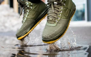 Sneakers stappen door een plas water op straat, het vuil dat een schoonloopmat moet tegenhouden